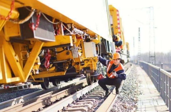 鐵路車輛應用|三防加固平板在鐵路車輛的應用